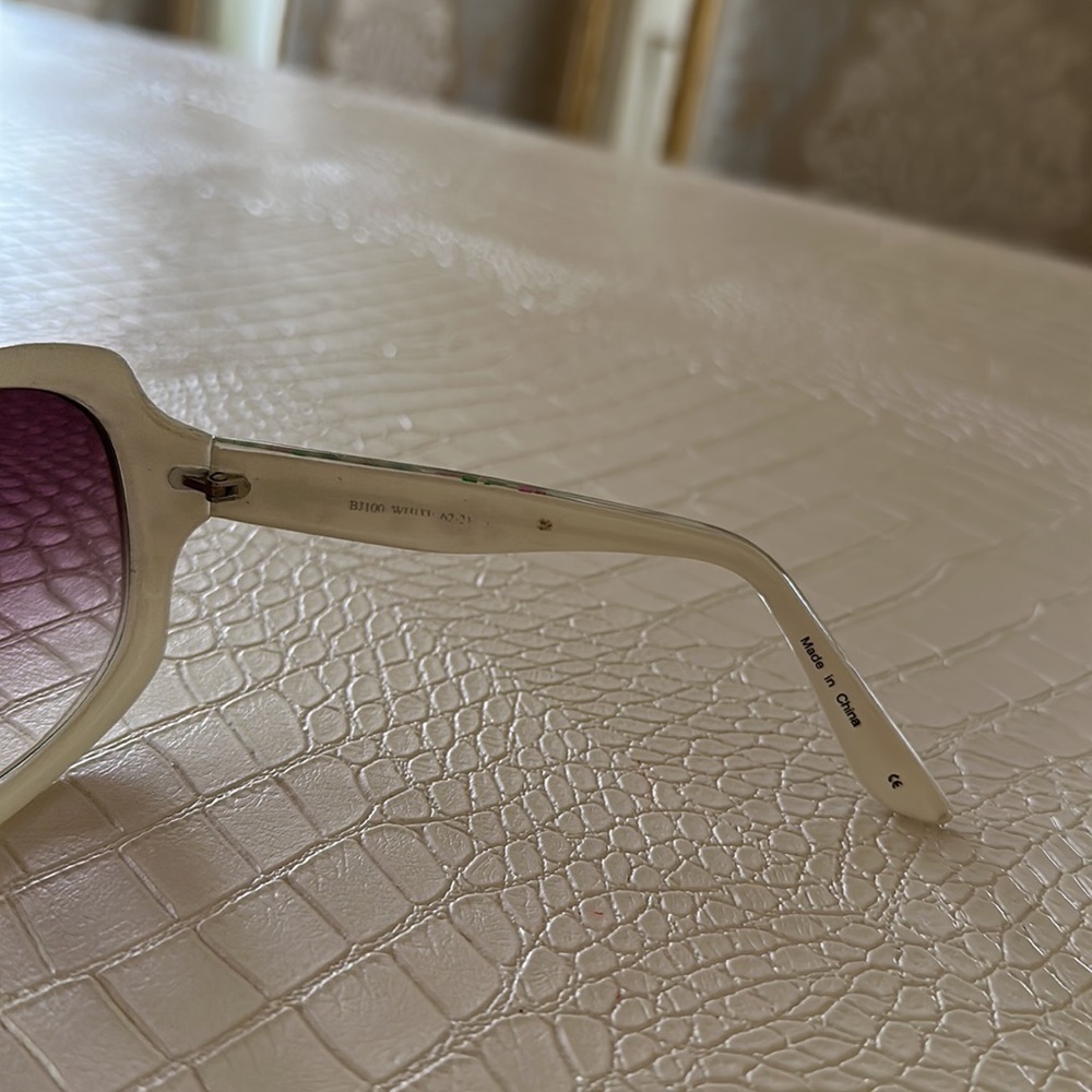 Betsey Johnson Sunglasses BJ100 51 Glasses - Picture 2 of 2